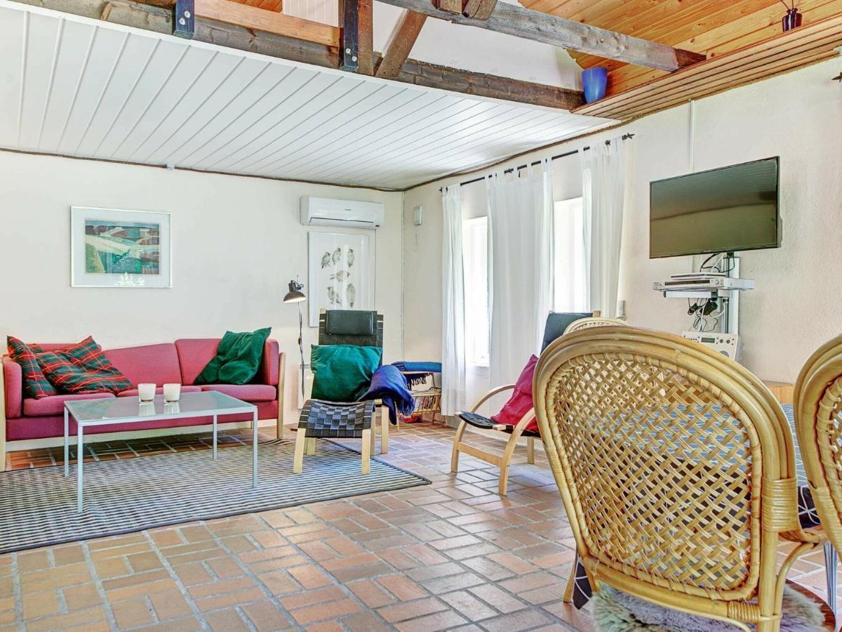 6 Person Holiday Home In Aakirkeby Ruang foto
